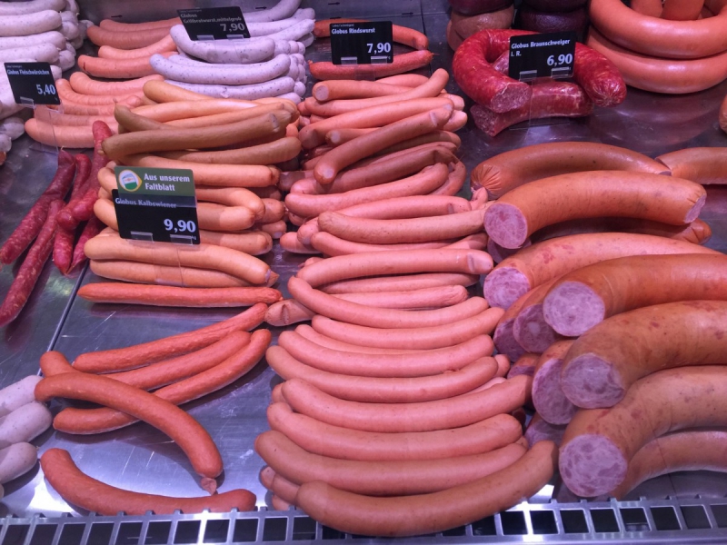 charcuterie-VALDEROURE-min_sausages_meat_butchery-1069321